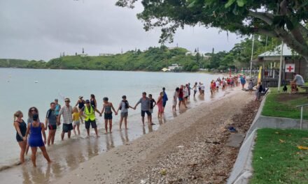 Une chaîne humaine contre l’interdiction de baignade à Nouméa 