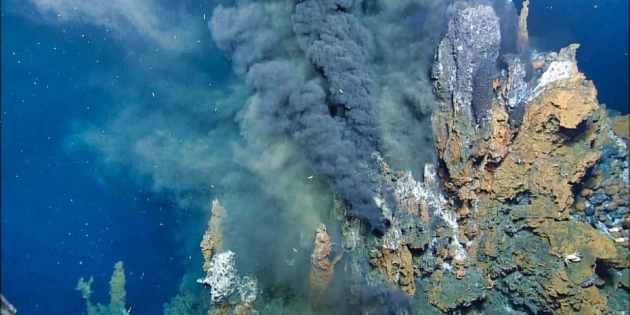 Les volcans sous-marins, des colosses méconnus